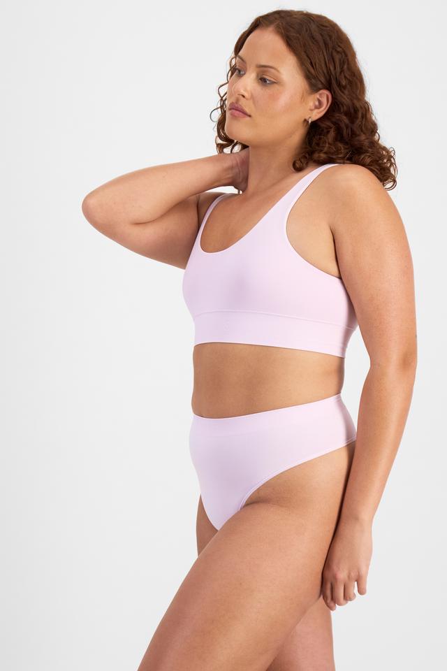 Cameron (She/Her) wears size 14 and is 179cm tall with 91cm chest and 74cm waist