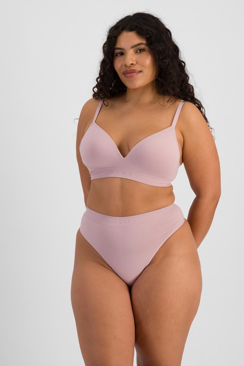 Laura (She/Her) wears size 14 and is 165cm tall with 94cm chest and 76cm waist
