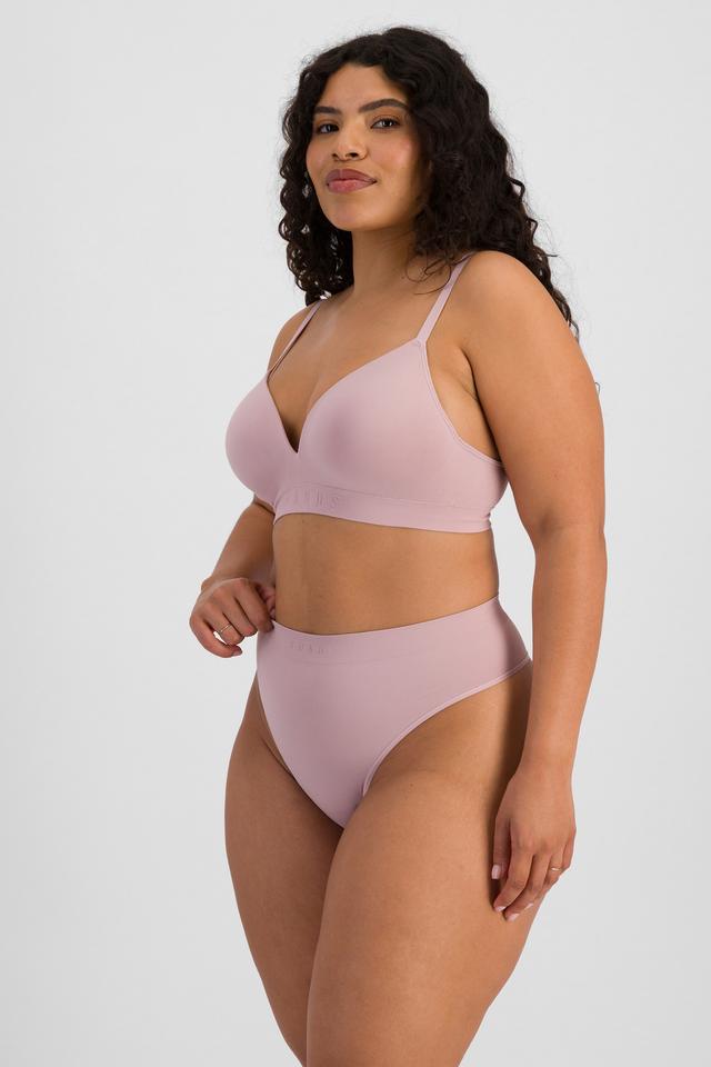 Laura (She/Her) wears size 14 and is 165cm tall with 94cm chest and 76cm waist