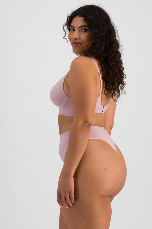 Laura (She/Her) wears size 14 and is 165cm tall with 94cm chest and 76cm waist