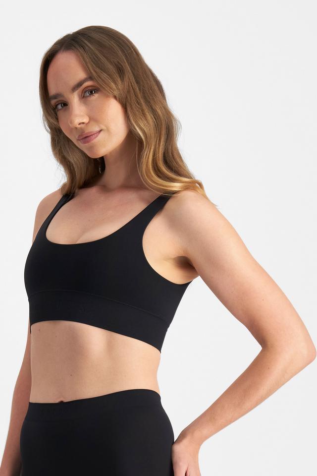 Mikaela (She/Her) wears size S and is 177cm tall with 89cm chest and 66cm waist