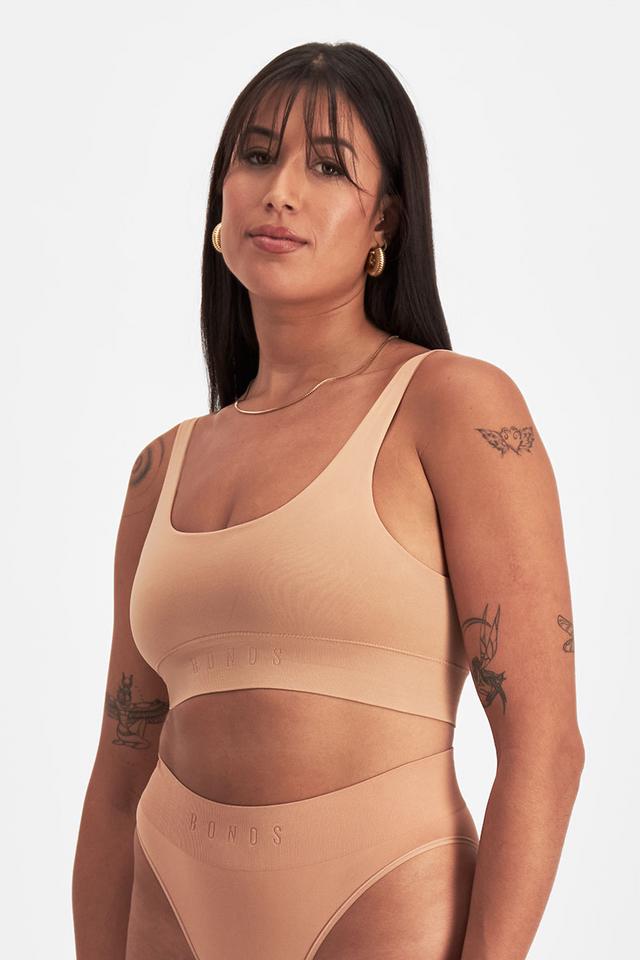 Leah (She/Her) wears size 14 and is 185cm tall
