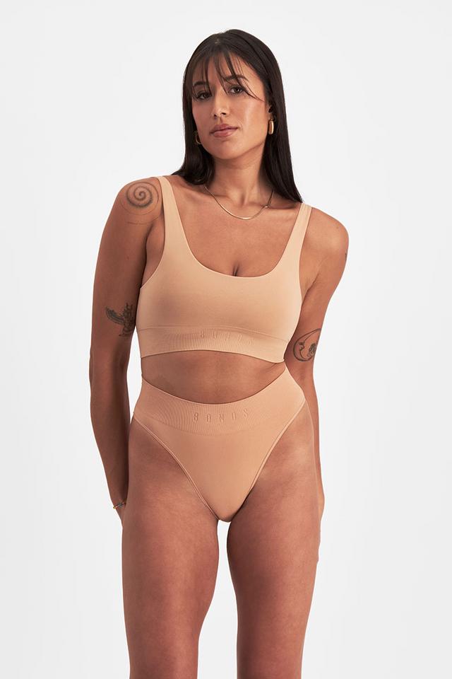 Leah (She/Her) wears size 14 and is 185cm tall