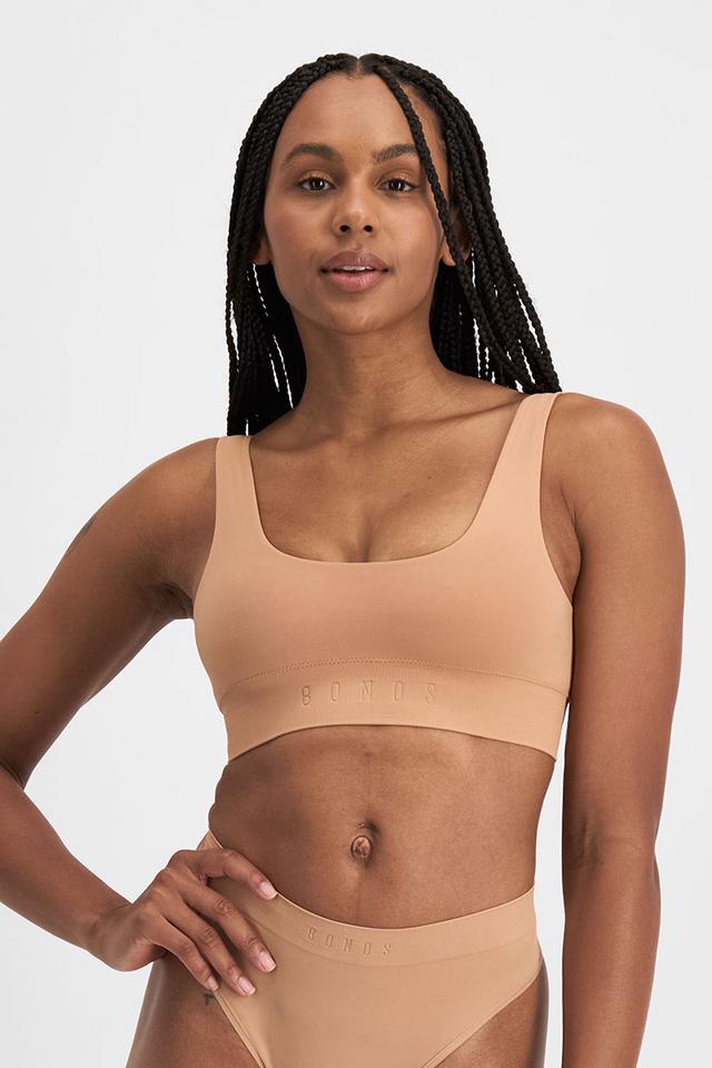 Tani (She/Her) wears size 12 and is 171cm tall with 74cm chest and 61cm waist
