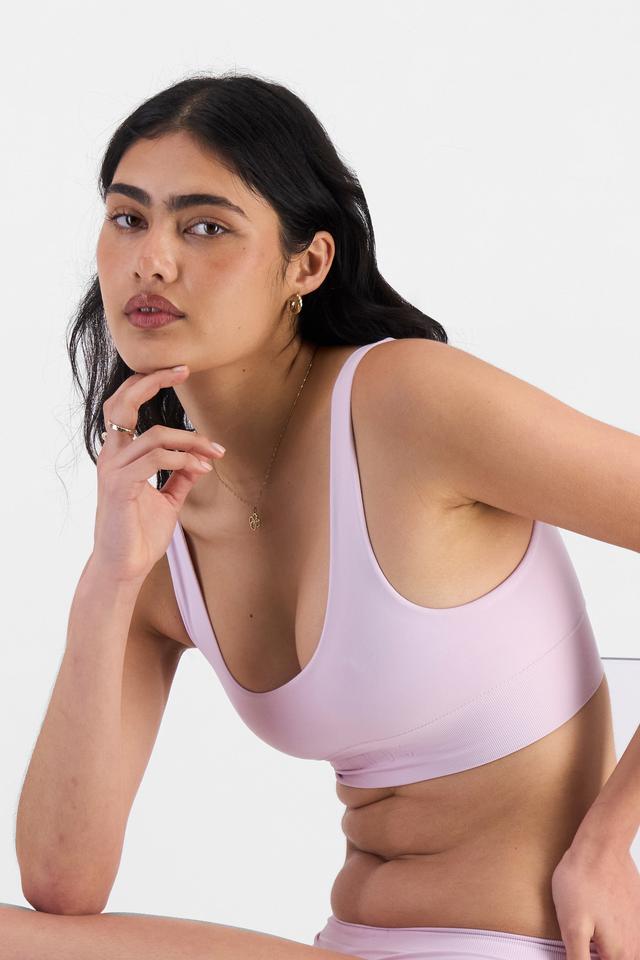 Tiana (She/Her) wears size 10 and is 176cm tall with cm chest and cm waist