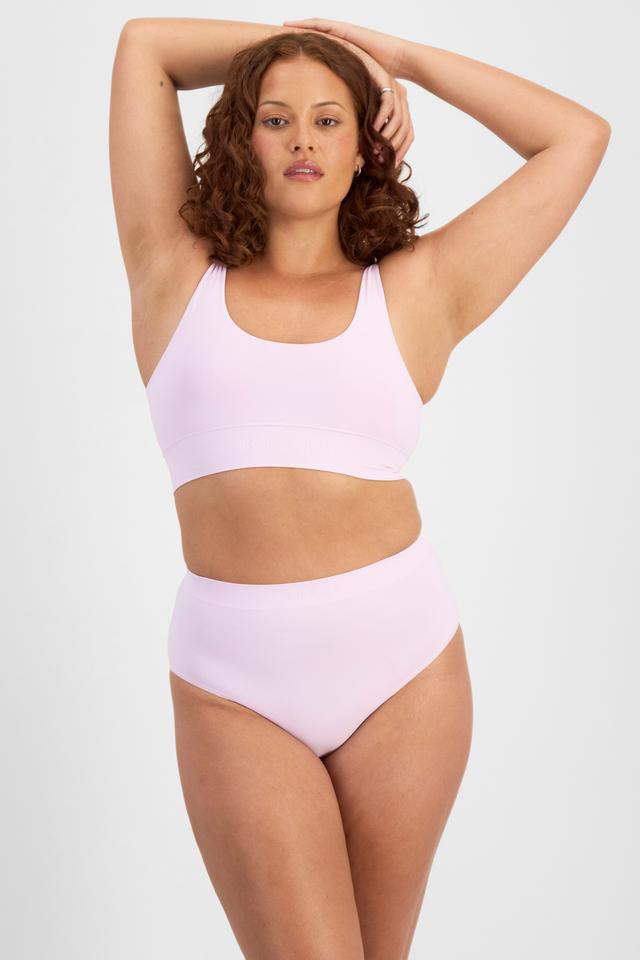 Cameron (She/Her) wears size L and is 179cm tall with 91cm chest and 74cm waist