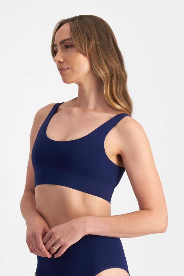Mikaela (She/Her) wears size 8 and is 177cm tall with 89cm chest and 66cm waist