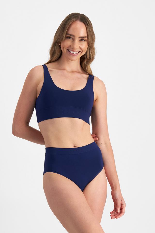Mikaela (She/Her) wears size 8 and is 177cm tall with 89cm chest and 66cm waist
