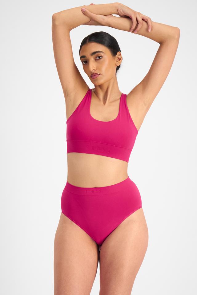 Mancie (She/Her) wears size 14 and is 178cm tall with 84cm chest and 71cm waist