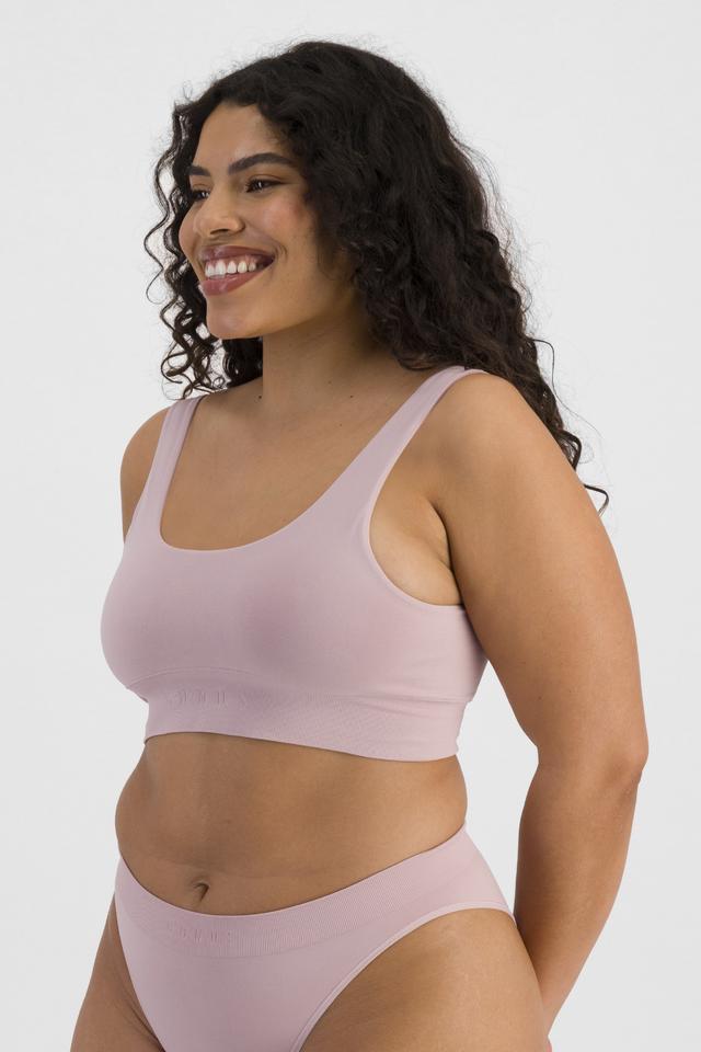 Laura (She/Her) wears size 14 and is 165cm tall with 94cm chest and 76cm waist