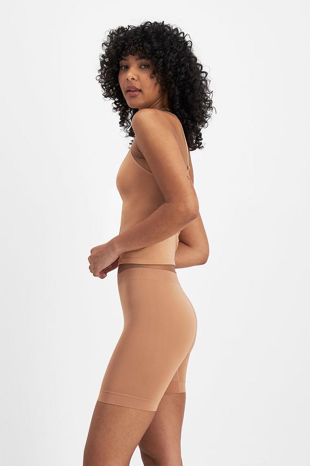 Elodie (She/Her) wears size 10 is 180cm tall with 83cm bust and 62cm waist.