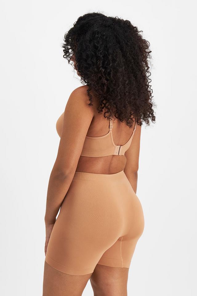 Larissa (She/Her) wears size 14 and is 170.18cm tall with 90.17cm chest and 79.756cm waist