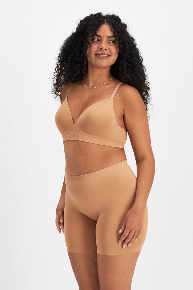 Larissa (She/Her) wears size 14 and is 170.18cm tall with 90.17cm chest and 79.756cm waist