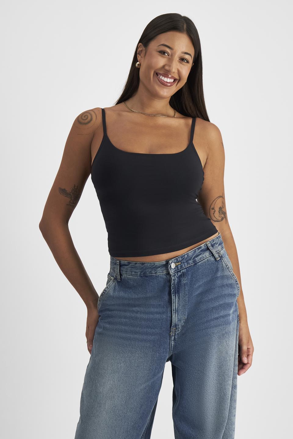 Leah (She/Her) wears size 14 and is 185cm tall