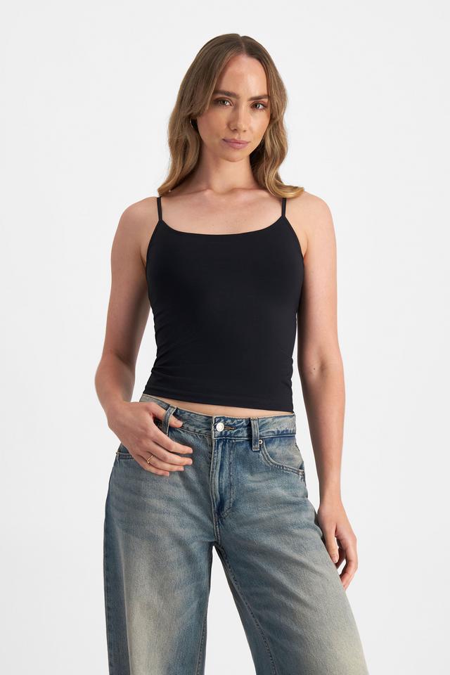 Mikaela (She/Her) wears size S and is 177cm tall with 89cm chest and 66cm waist