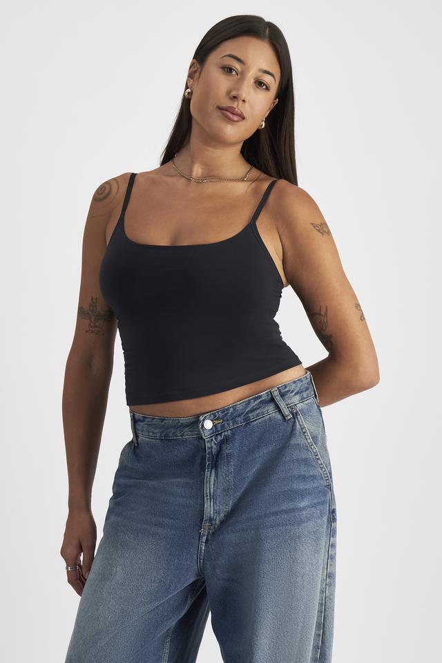 Leah (She/Her) wears size 14 and is 185cm tall