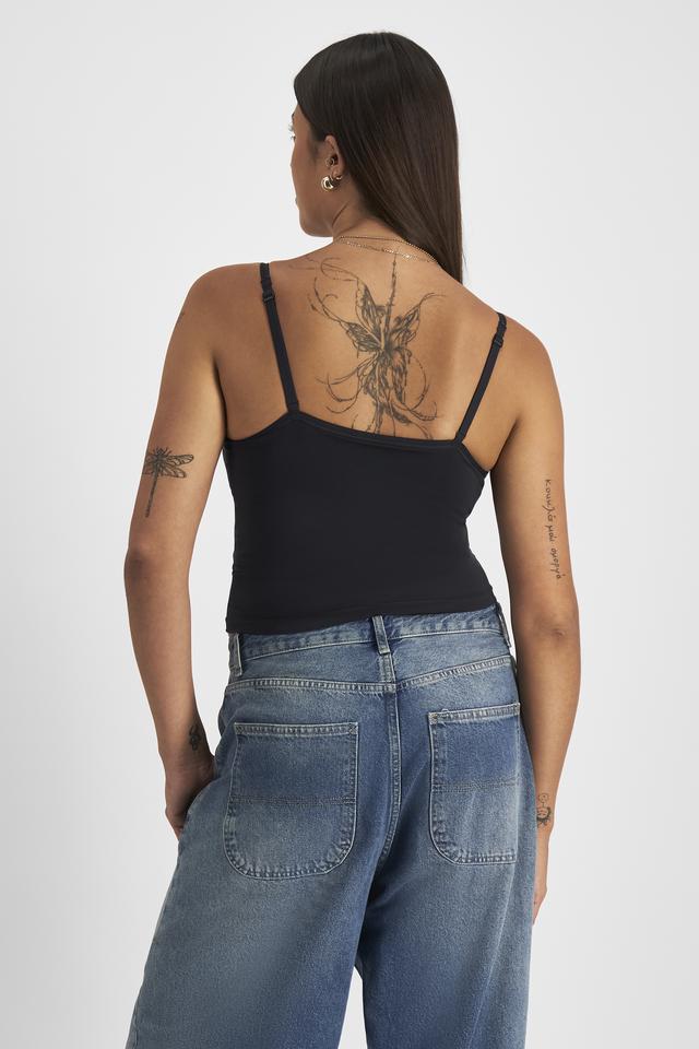Leah (She/Her) wears size 14 and is 185cm tall