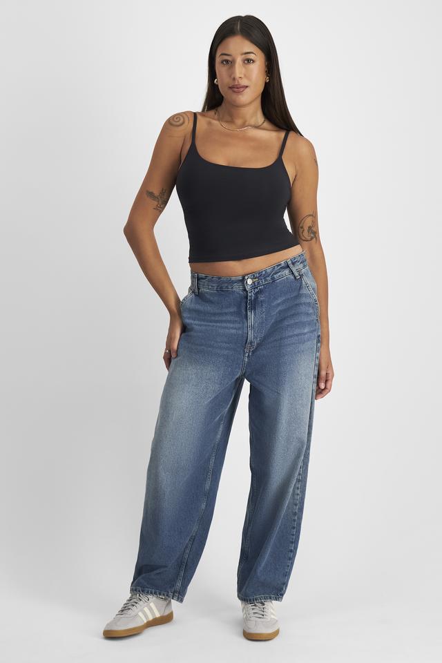 Leah (She/Her) wears size 14 and is 185cm tall