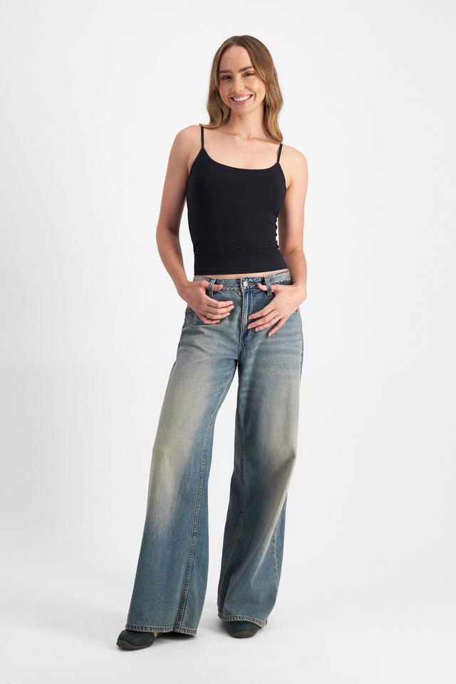Mikaela (She/Her) wears size S and is 177cm tall with 89cm chest and 66cm waist