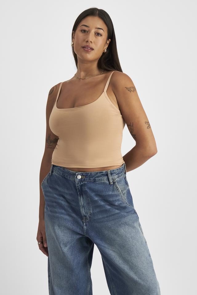 Leah (She/Her) wears size 14 and is 185cm tall