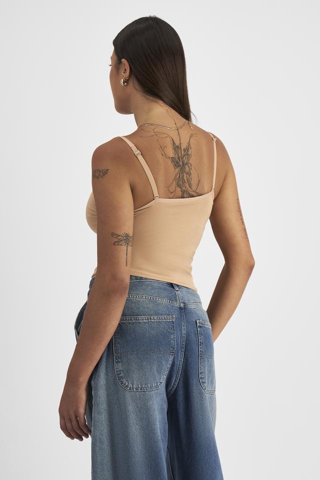Leah (She/Her) wears size 14 and is 185cm tall