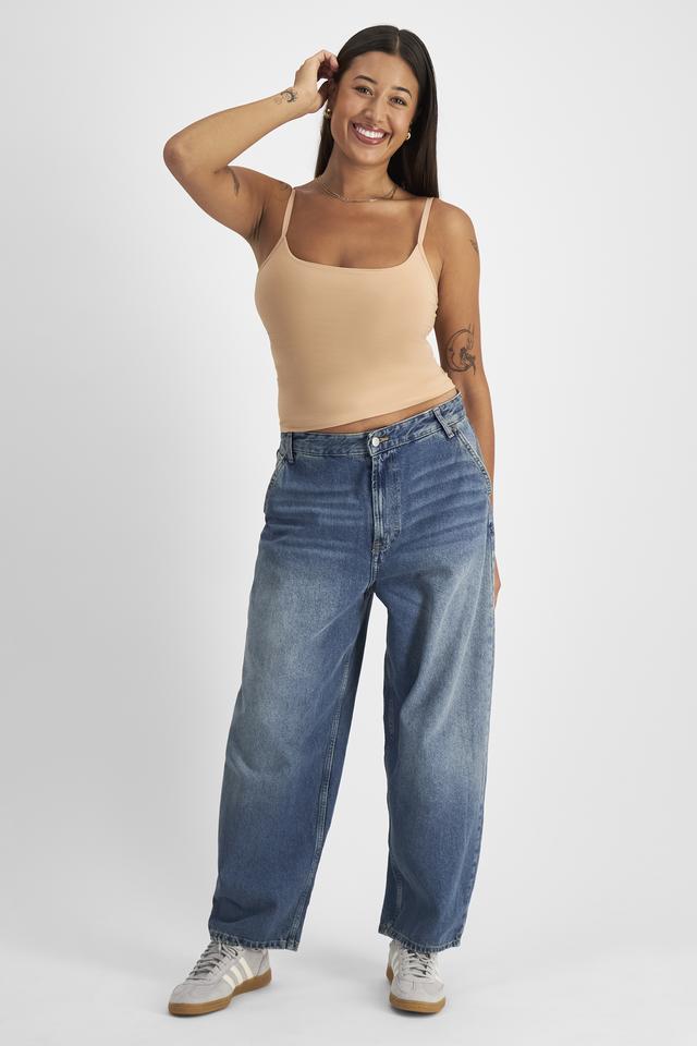 Leah (She/Her) wears size 14 and is 185cm tall