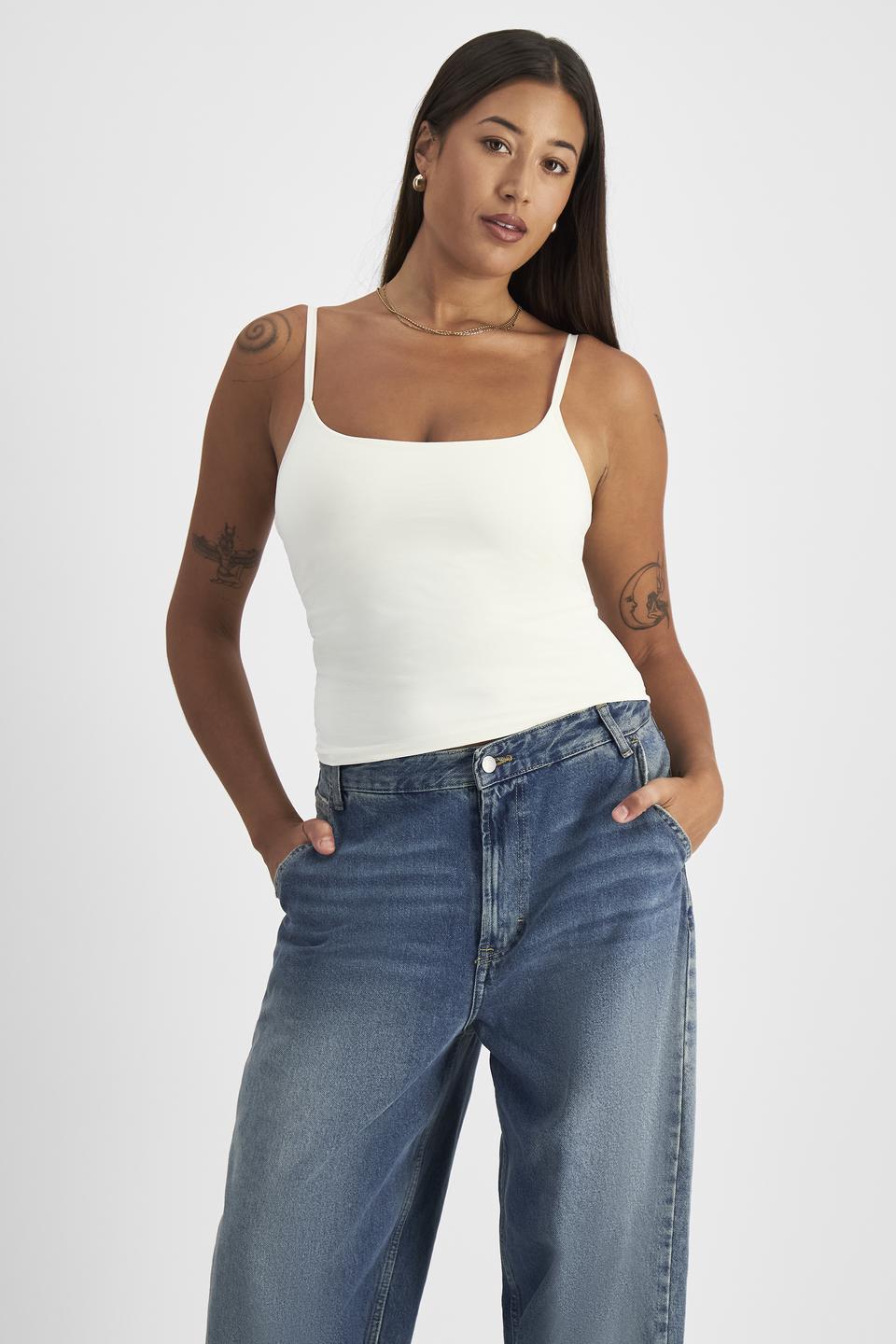 Leah (She/Her) wears size 14 and is 185cm tall