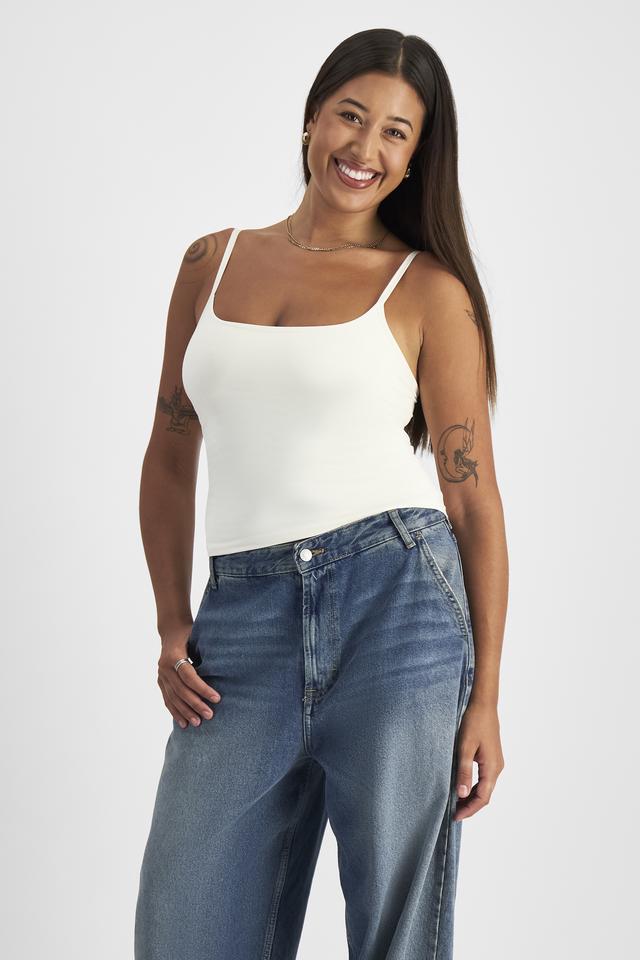 Leah (She/Her) wears size 14 and is 185cm tall