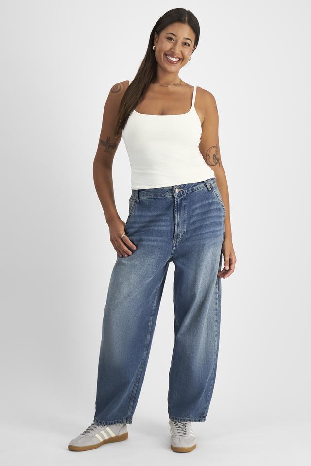 Leah (She/Her) wears size 14 and is 185cm tall