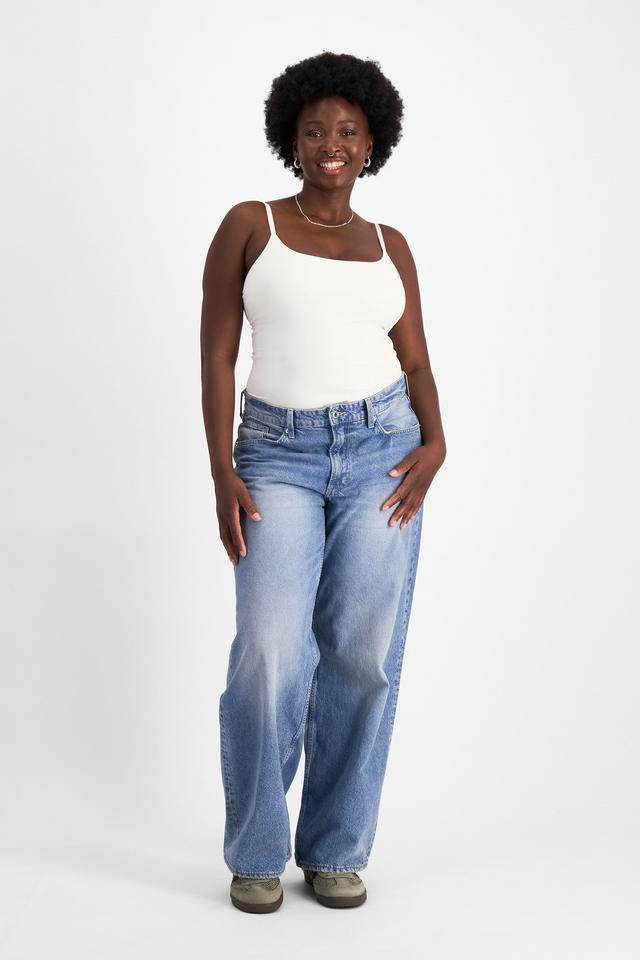 Nelly (She/Her) wears size 14 and is 173.73cm tall with 102cm chest and 84cm waist