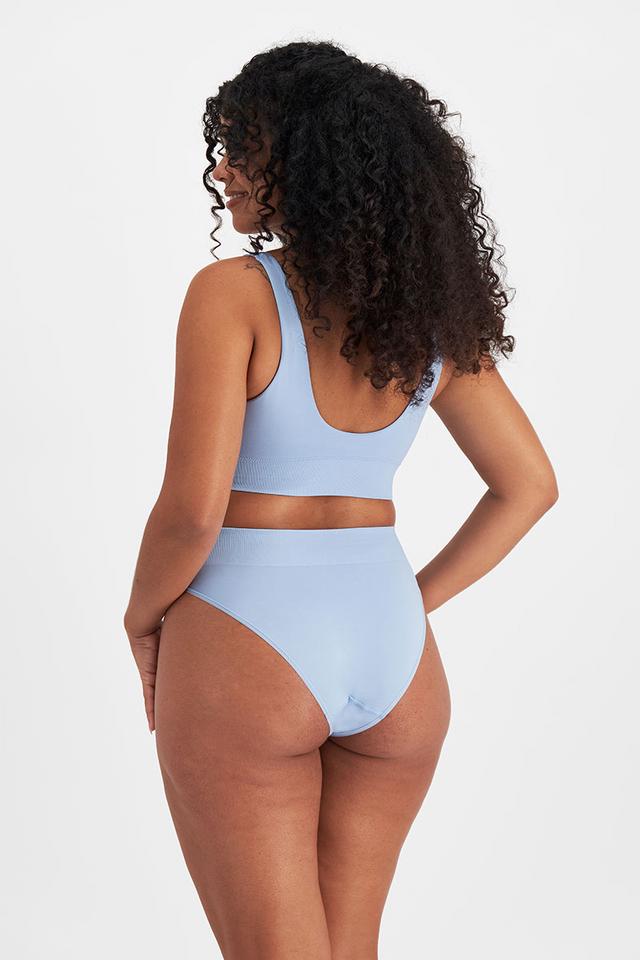 Larissa (She/Her) wears size 14 and is 170.18cm tall with 90.17cm chest and 79.756cm waist