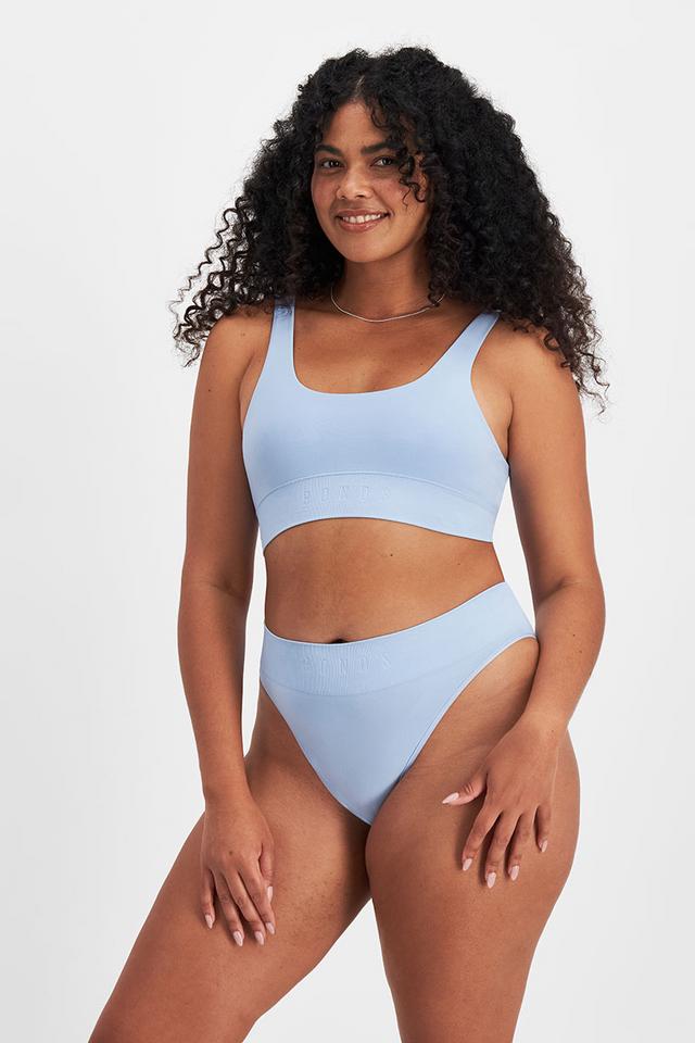 Larissa (She/Her) wears size 14 and is 170.18cm tall with 90.17cm chest and 79.756cm waist