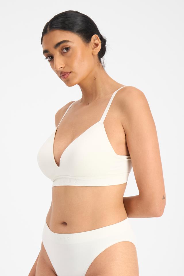 Mancie (She/Her) wears size 14 and is 178cm tall with 84cm chest and 71cm waist