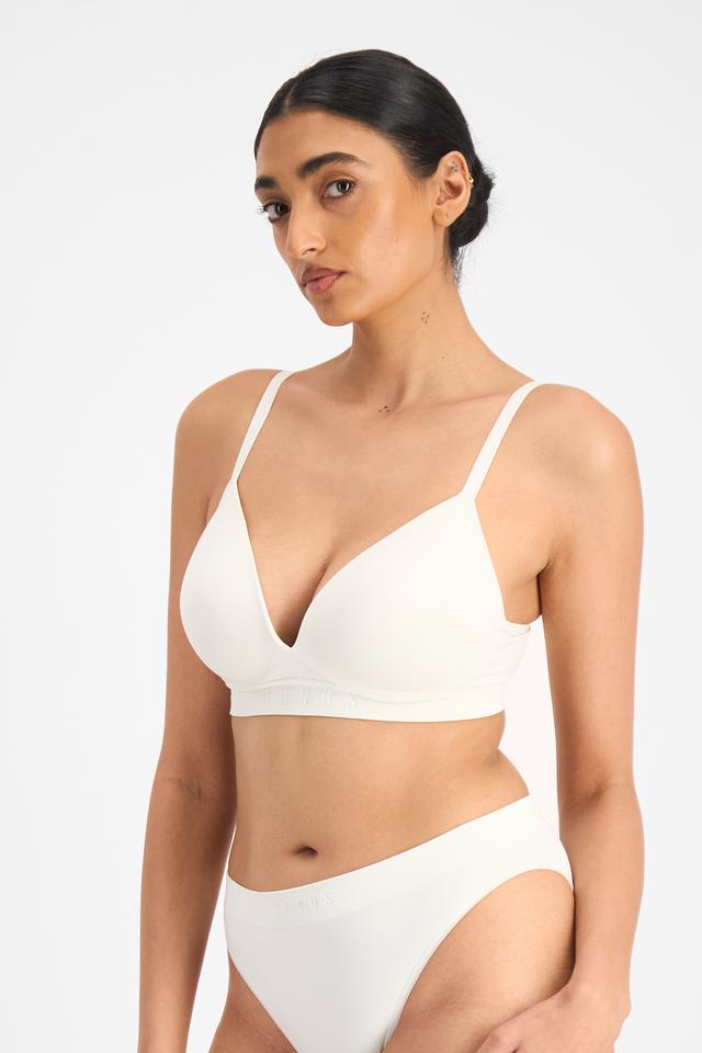 Mancie (She/Her) wears size 14 and is 178cm tall with 84cm chest and 71cm waist