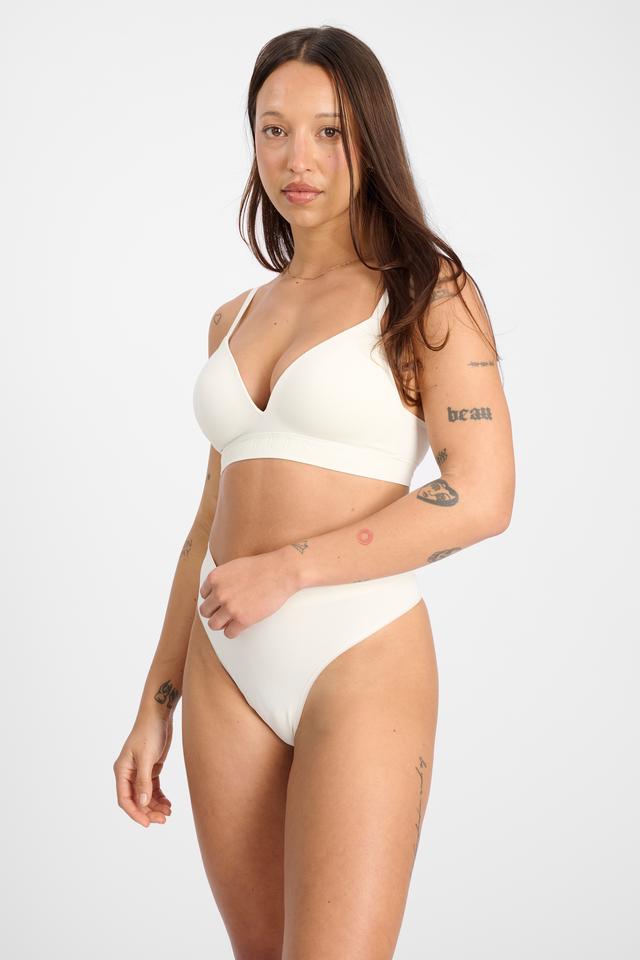 Mon (She/Her) wears size 10 and is 165cm tall with 84cm chest and 63cm waist