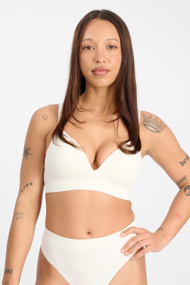 Mon (She/Her) wears size 10 and is 165cm tall with 84cm chest and 63cm waist