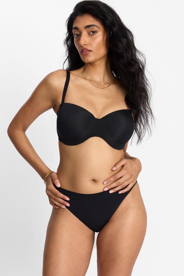 Mancie (She/Her) wears size 14 and is 178cm tall with 84cm chest and 71cm waist