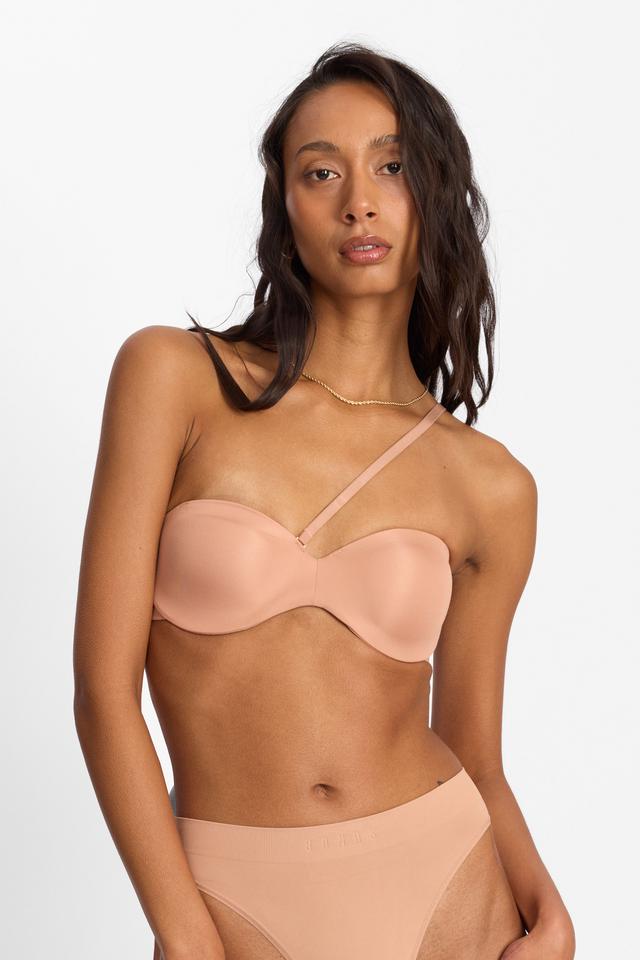 Pepe (She/Her) wears size 12B and is 177cm tall with 80cm chest and 67cm waist