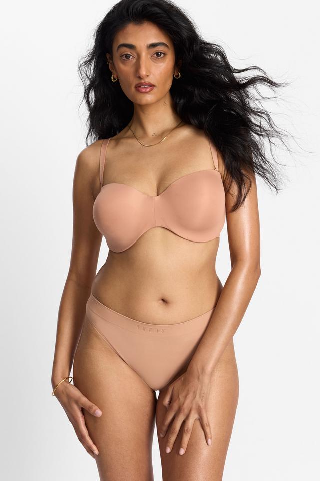 Mancie (She/Her) wears size 14 and is 178cm tall with 84cm chest and 71cm waist