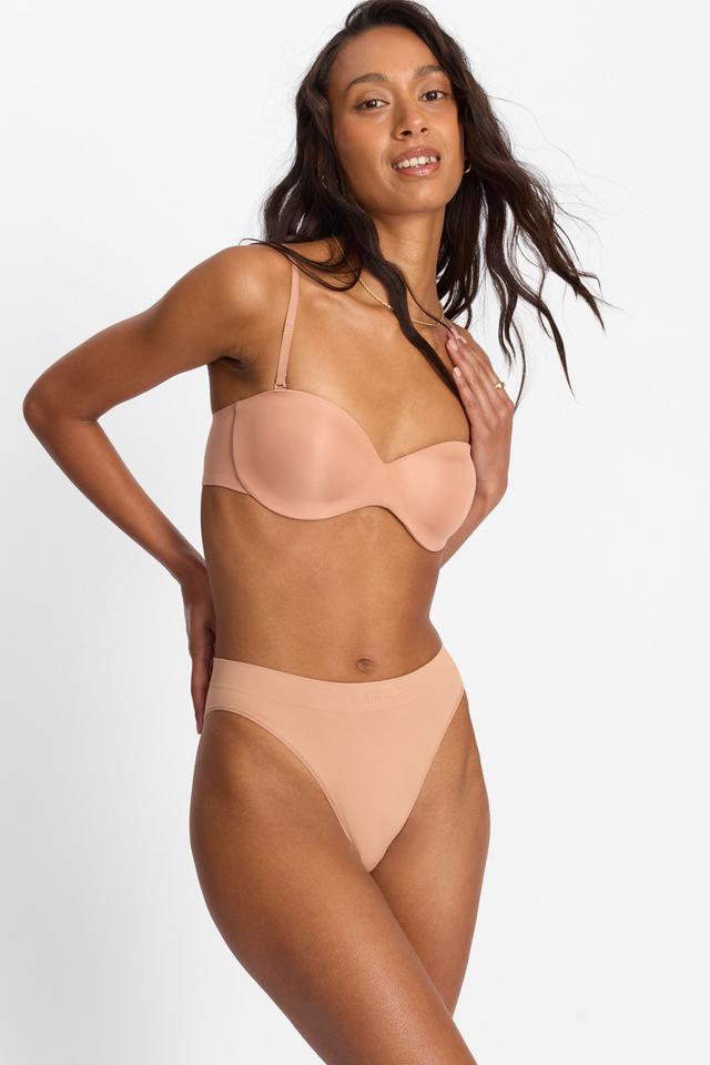 Pepe (She/Her) wears size 12B and is 177cm tall with 80cm chest and 67cm waist