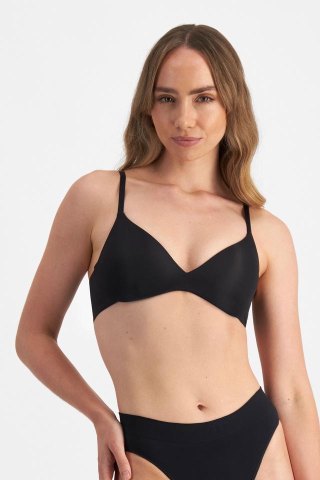Mikaela (She/Her) wears size 12B and is 177cm tall with 89cm chest and 66cm waist