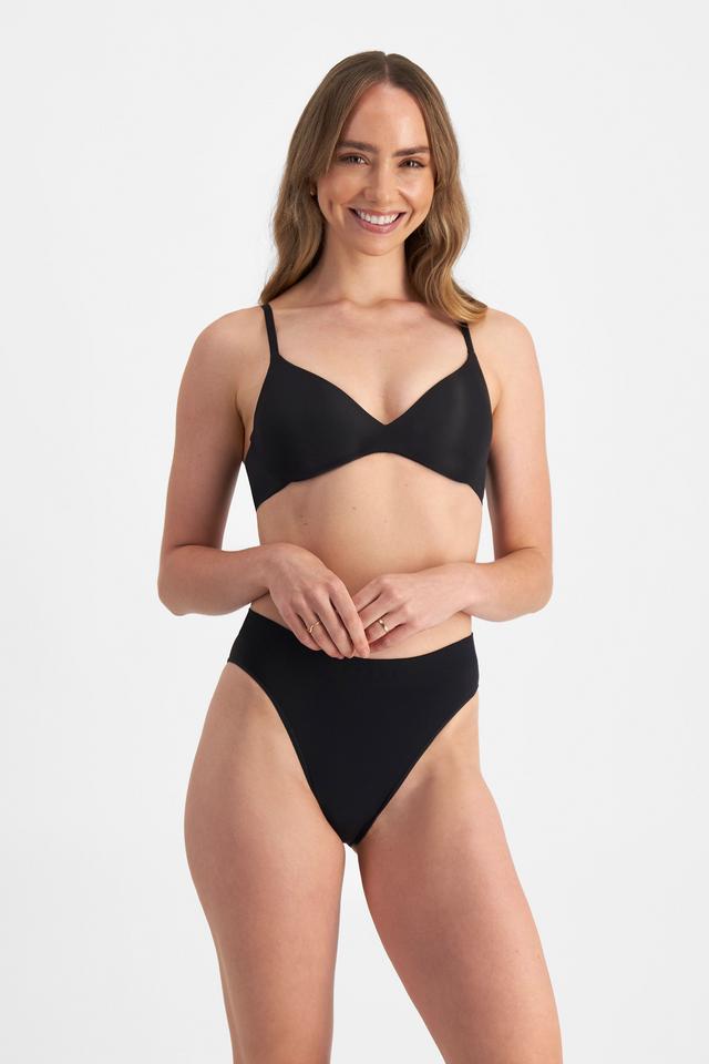 Mikaela (She/Her) wears size 12B and is 177cm tall with 89cm chest and 66cm waist