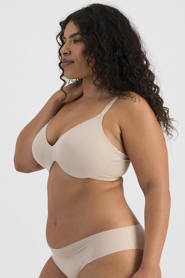 Laura (She/Her) wears size 14DD and is 165cm tall with 94cm chest and 76cm waist