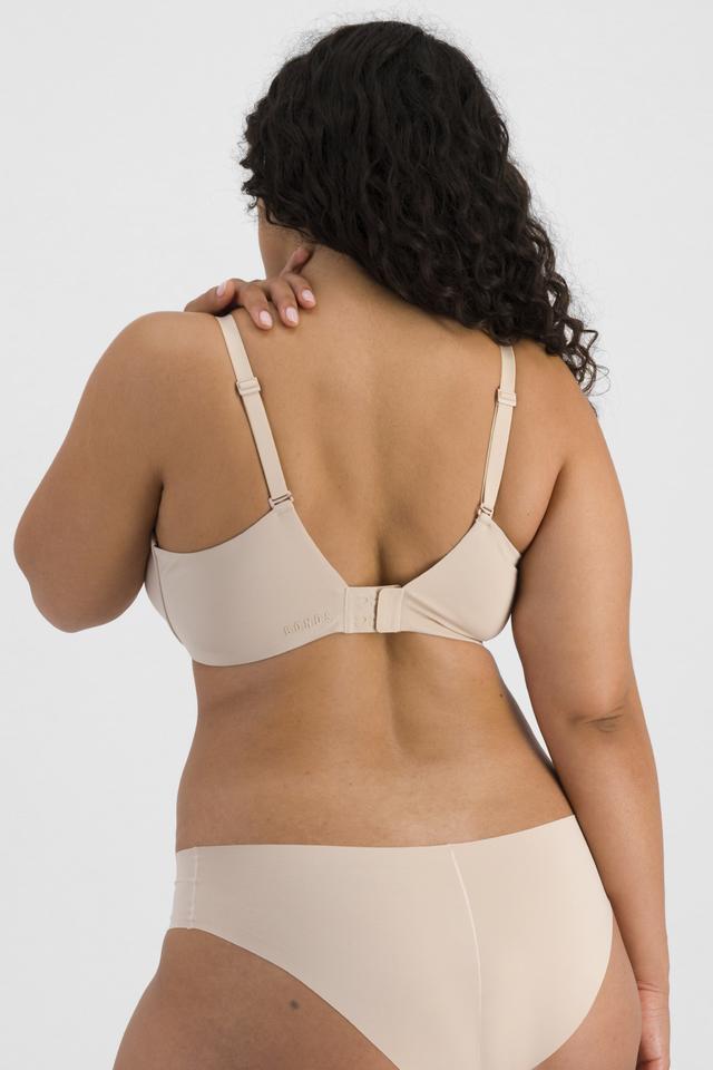 Laura (She/Her) wears size 14DD and is 165cm tall with 94cm chest and 76cm waist