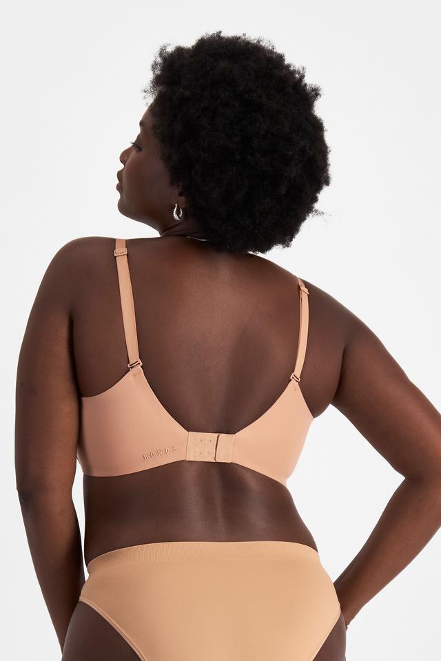 Nelly (She/Her) wears size 14DD and is 173.73cm tall with 102cm chest and 84cm waist