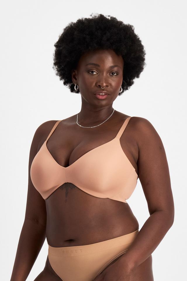 Nelly (She/Her) wears size 14DD and is 173.73cm tall with 102cm chest and 84cm waist
