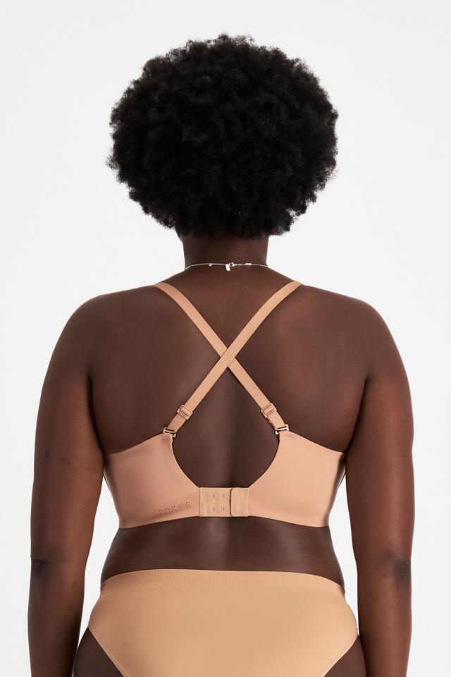 Nelly (She/Her) wears size 14DD and is 173.73cm tall with 102cm chest and 84cm waist