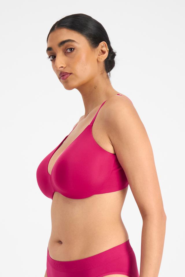 Mancie (She/Her) wears size 14 and is 178cm tall with 84cm chest and 71cm waist