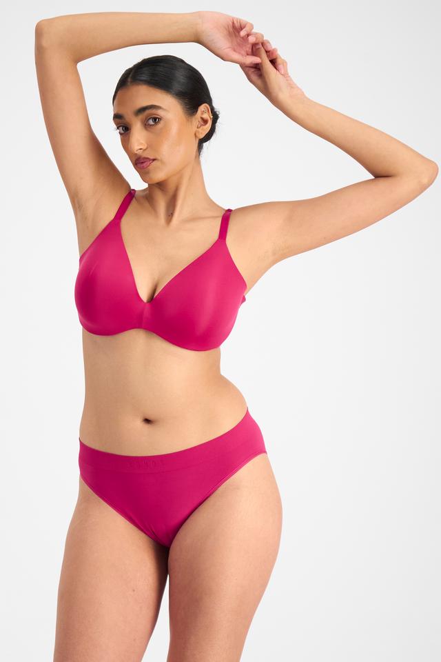 Mancie (She/Her) wears size 14 and is 178cm tall with 84cm chest and 71cm waist