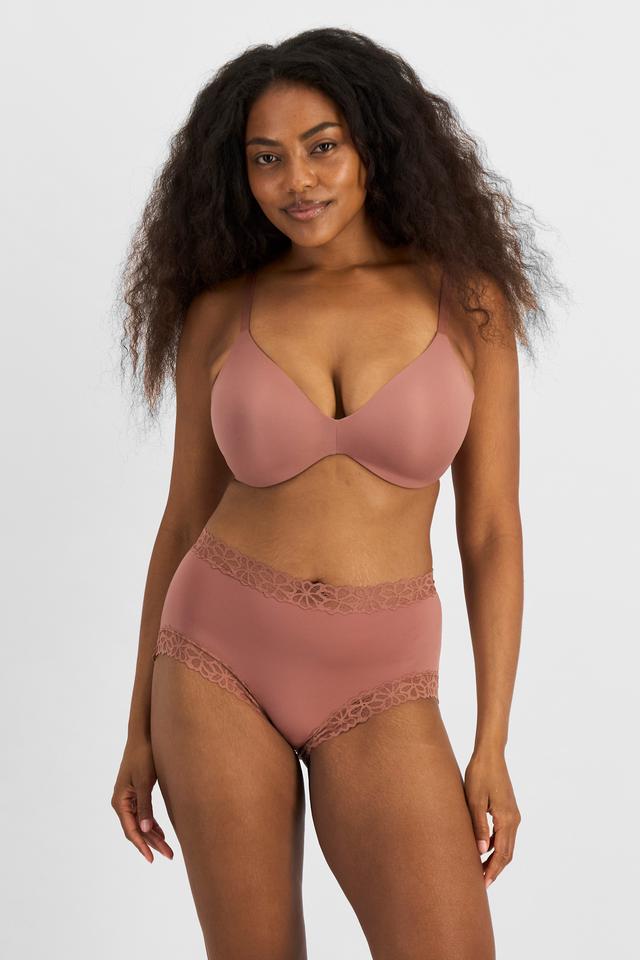Cassaera (She/Her) wears size 14D and is 180cm tall with 107cm chest and 82cm waist